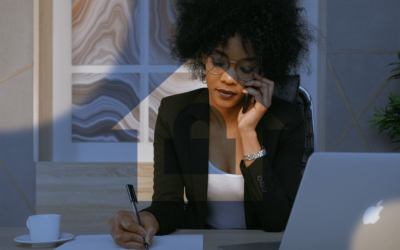 Una mujer realizando una reclamación al seguro